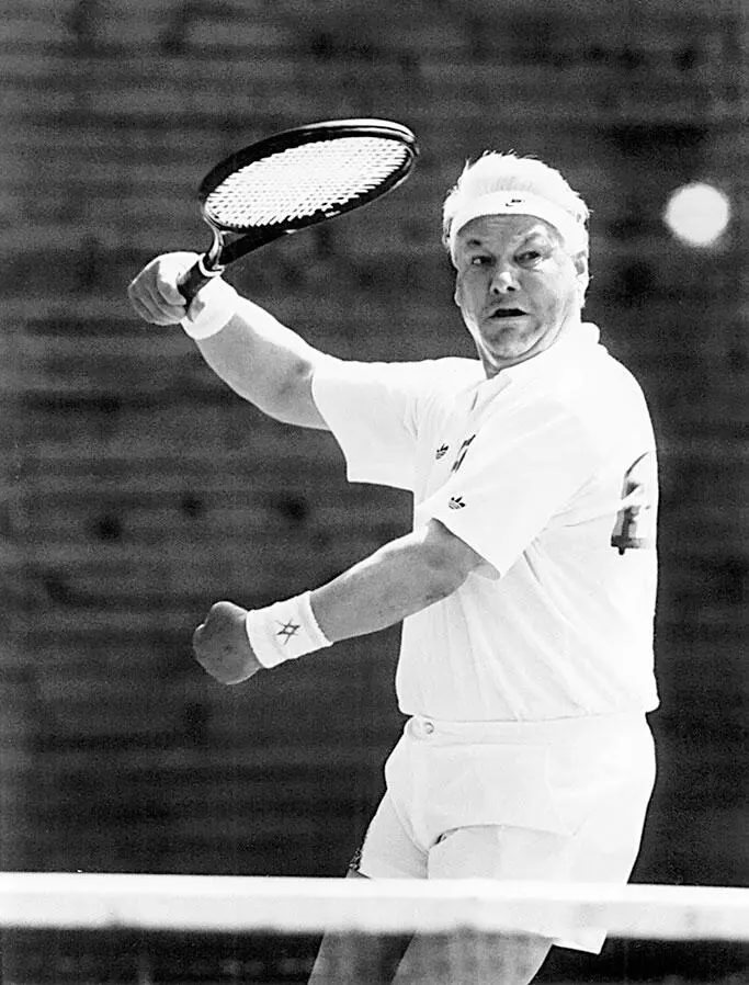 Замах теннисной ракеткой июнь 1992 Дмитрий Донской С матерью начало - фото 33