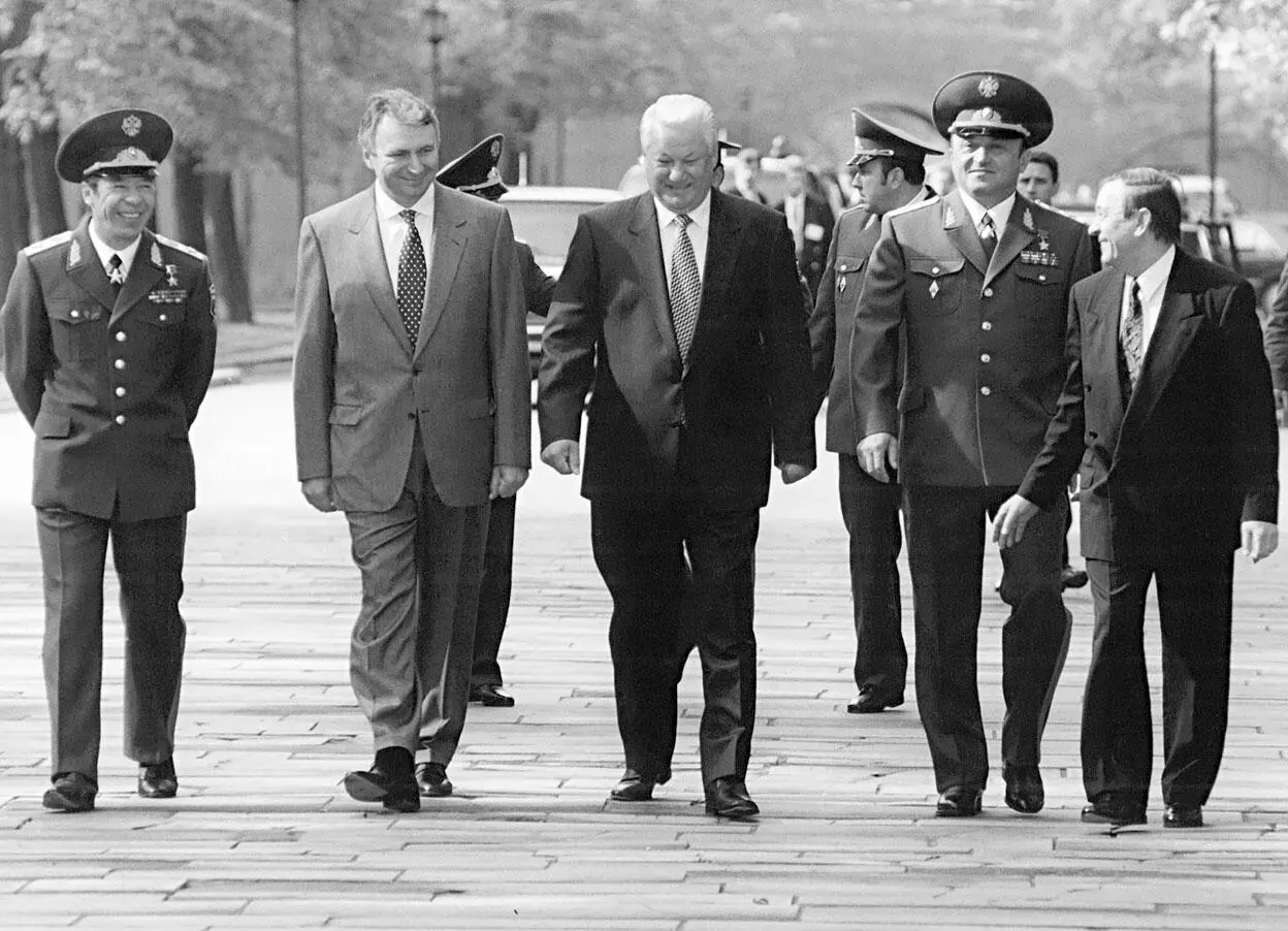 Ельцин идет у Кремлевской стены в обществе троих своих наиболее влиятельных - фото 37