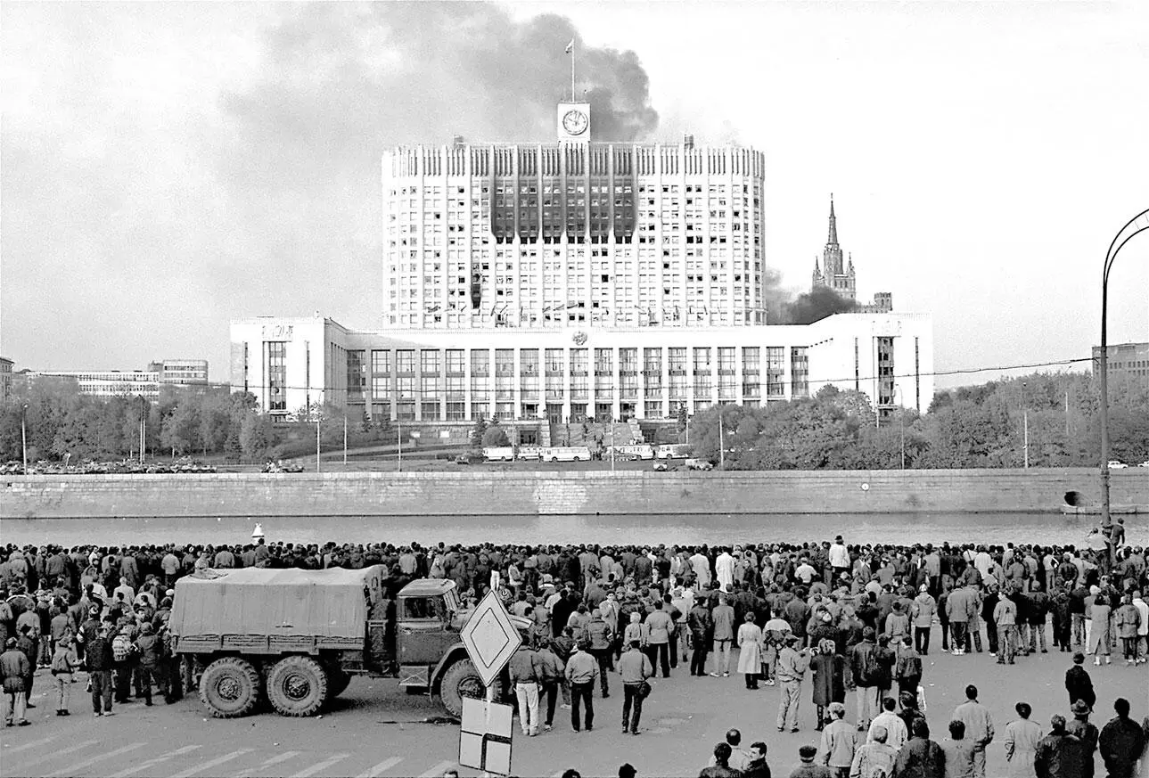 Российский Белый дом в клубах дыма после танкового обстрела по приказу Ельцина - фото 38