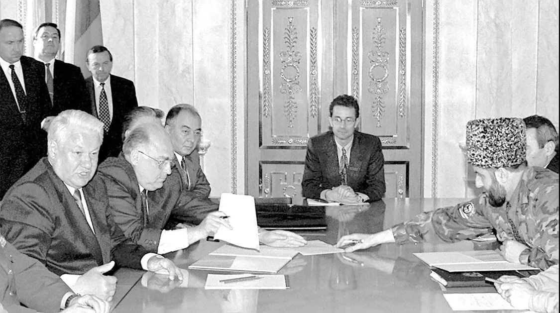 Переговоры с чеченскими сепаратистами в Кремле 27 мая 1996 С Ельциным сидят - фото 39