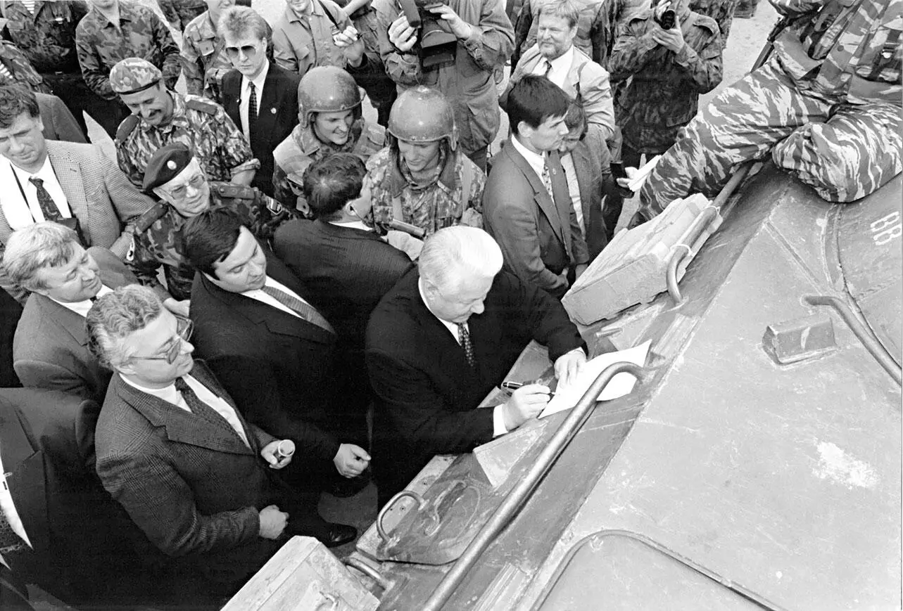 Подписание указа о прекращении огня на броне БМП Грозный 28 мая 1996 Второй - фото 40