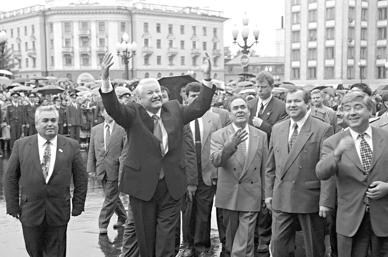 Ельцин обнимает толпу в центре Казани 9 июня 1996 Третий справа президент - фото 43