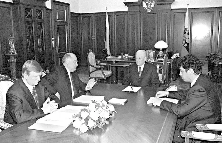 С Виктором Черномырдиным и его новыми первыми заместителями Анатолием Чубайсом - фото 44
