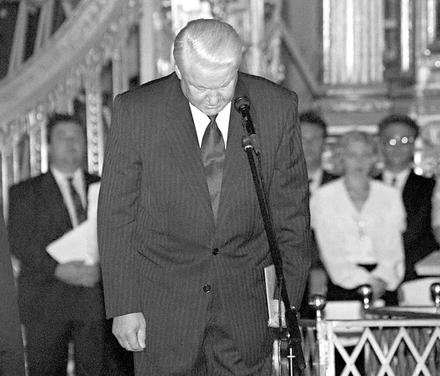 Ельцин склоняет голову во время церемонии погребения останков Николая II и - фото 46