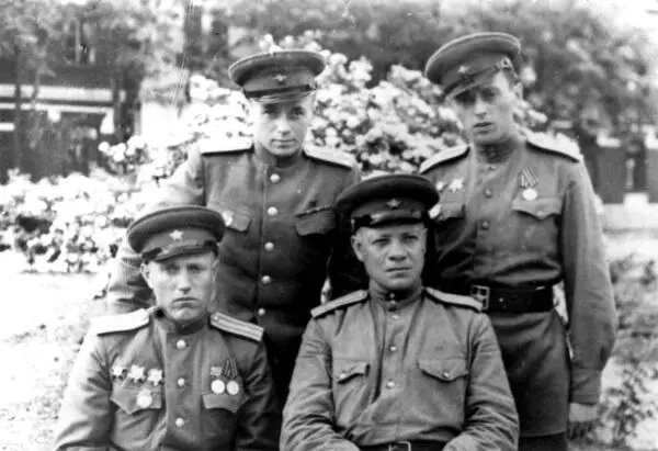 Политработники 187го гвардейского стрелкового полка Сидят замполит - фото 72