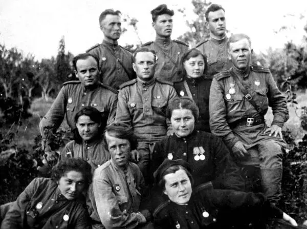 Медицинские работники 187го гвардейского стрелкового полка Сидят - фото 76