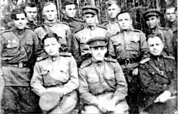 Австрия лето 1945 г Комсорги полков 6го гвардейского стрелкового корпуса - фото 79