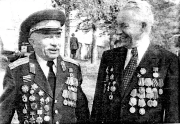 Начальник штаба 187го гвардейского СП Сагайдак Петр Тихонович и помощник - фото 85