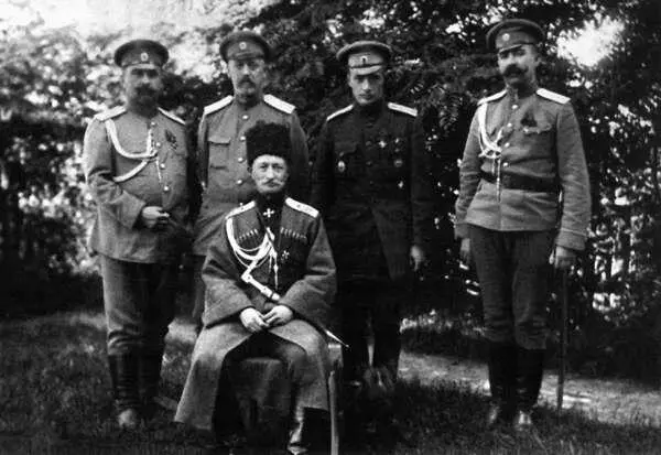 А А Брусилов с чинами штаба 8й армии август 1914 г Занимаясь делами - фото 44