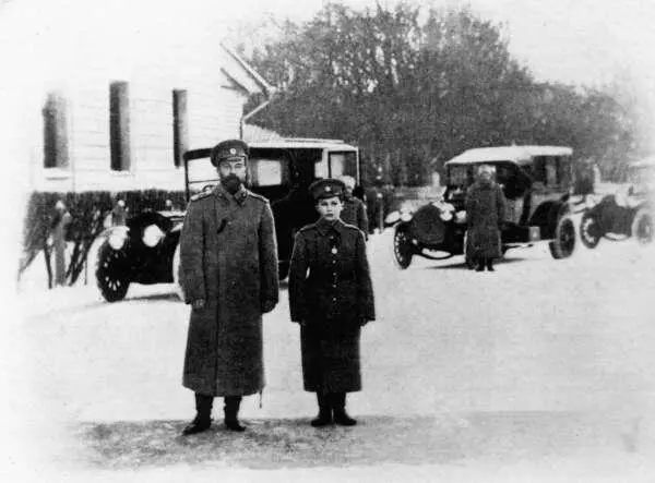 Встреча Николая II в Самборе Из Могилева в тот день Брусилов уехал сильно - фото 80