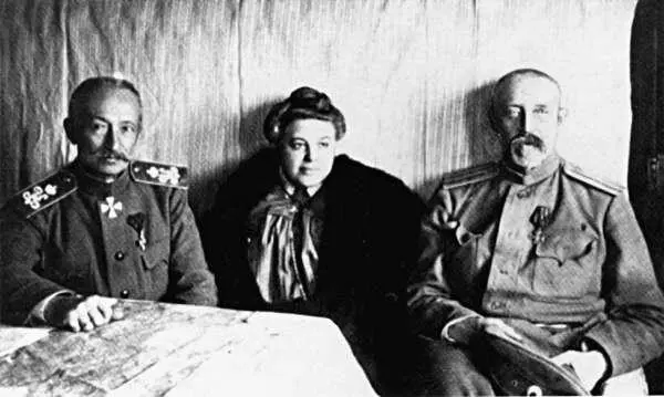 А А Брусилов Н В Желиховская и Р Н Яхонтов в Ставке 1917 г Гражданская - фото 102