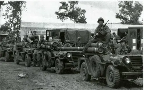 Американские солдаты сидят на джипах с установленными на них противотанковыми - фото 10
