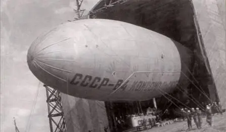 Вывод из эллинга дирижабля СССРВ4 Комсомольская правда 1933 г Гондола - фото 57