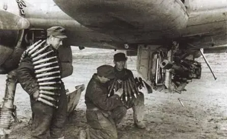 Обслуживание 30мм пушки МК103 на Hs 129В2 В конце 1942 г в испытательном - фото 103