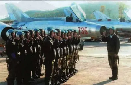 Истребители F7 ВВС КНА Фото 1990х гг Ми2 ВВС КНА доставил почту для - фото 38