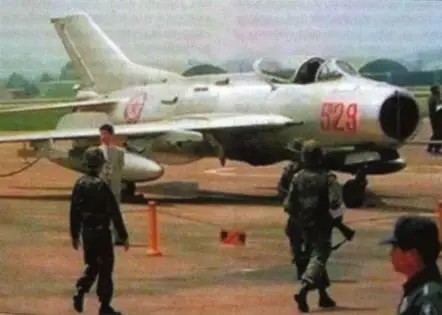 Истребитель F6 МиГ19 ВВС КНА угнанный 23 мая 1996 г капитаном Ли Чол Су - фото 42