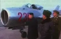 Товарищ Ким Чен Ын осматривает F6 ВВС КНА 2012 г Съемки телевидения КНДР - фото 54
