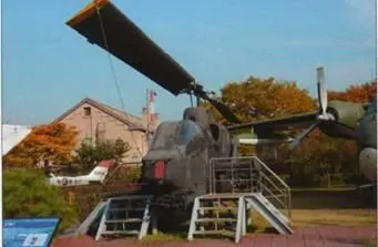 AH1J Сикорскии Н5 На площадке среди самолетов и бронетехники достойное - фото 72