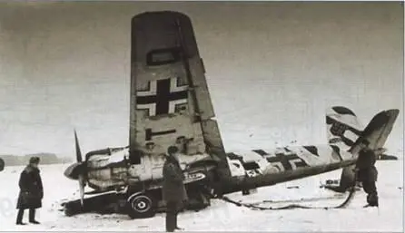Бойцы Красной Армии осматривают сбитый Hs 129 Hs 129B1 трофей Красной - фото 98