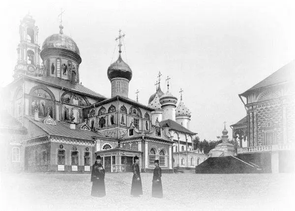 В летнюю пору священник Торопецкого уезда Псковской губернии Иоанн Белавин - фото 216
