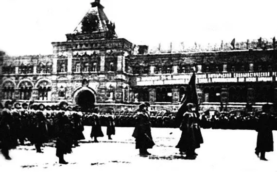 Парад 7 ноября 1941 г на Красной площади Вечером во многих подразделениях и - фото 25