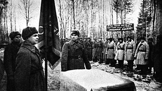 Командир 1й гв мед полковник АИ Лизюков принимает Боевое Гвардейское Знамя - фото 27