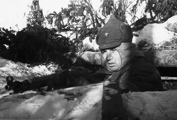 Боец 1й Гв мсд в своем окопе Декабрь 1941 г Как видно не всем хватало - фото 48