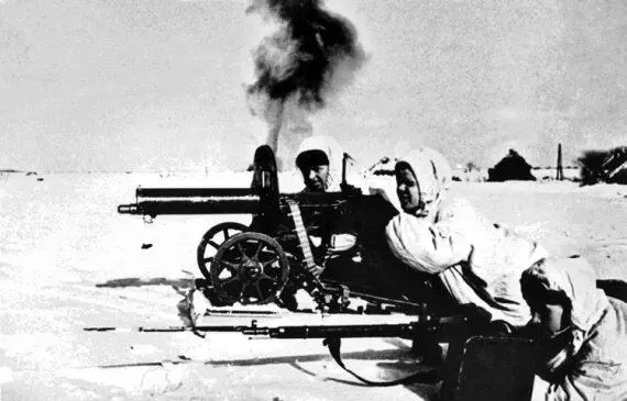 Пулеметный расчет во время боя за один из населенных пунктов Декабрь 1941 г - фото 53
