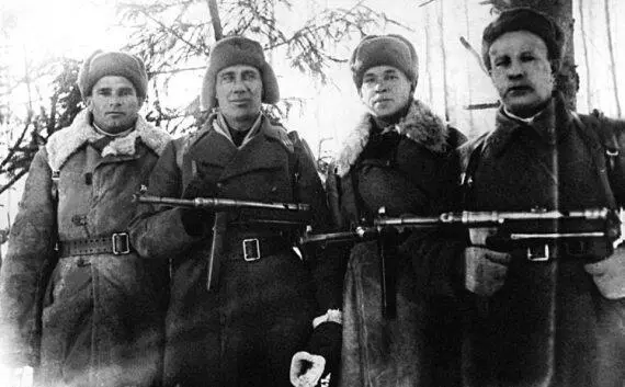 Полковой комиссар АФ Владимиров второй слева с группой бойцов и командиров - фото 79