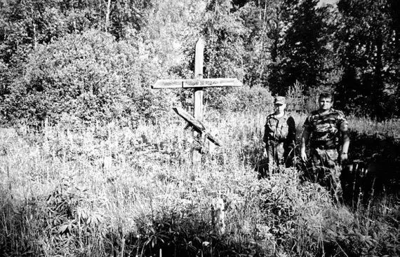 Участники поискового отряда Судьба человека возле одной из безымянных могил в - фото 88