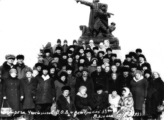 Участники встречи ветерановефремовцев сражавшихся в окружении у памятника - фото 96