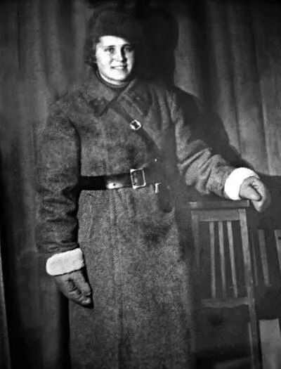 Шурочка Крылова перед убытием в составе 160й сд под Вязьму Декабрь 1941 года - фото 101