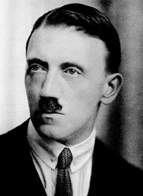 Гитлер в начале 20х как молодой политик в Мюнхене Обратите внимание на его - фото 2