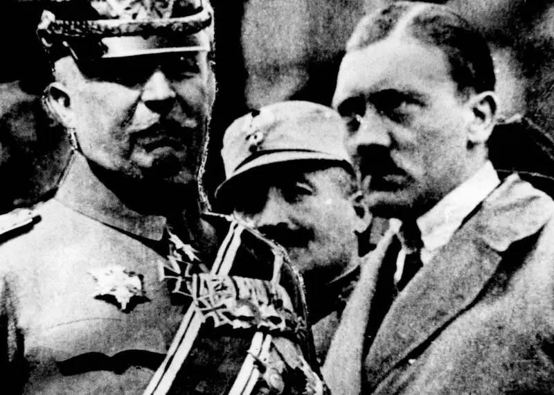 Генерал Эрих Людендорф слева и Адольф Гитлер справа во время суда над ними - фото 7