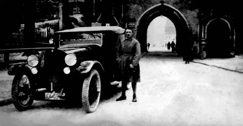 Гитлер у стен Ландсбергской тюрьмы в Баварии в декабре 1924 года после своего - фото 9