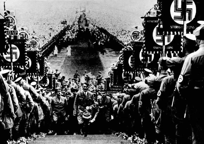 Гитлер на съезде нацистов в Нюрнберге в 1934 году Об этом съезде был снят - фото 12