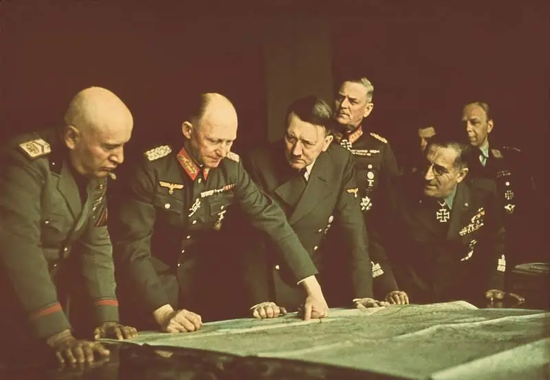 Военный совет на котором также присутствует итальянский лидер Бенито Муссолини - фото 24