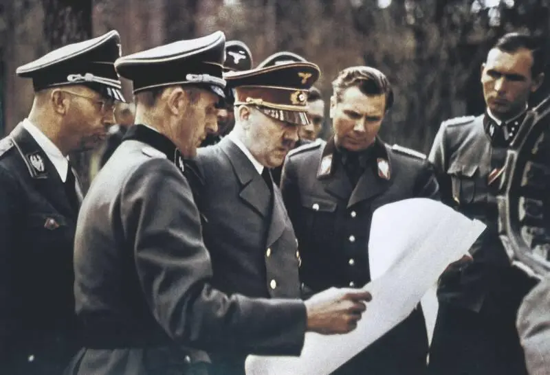 Гитлер обдумывает свой следующий ход летом 1942 года во время немецкого - фото 26