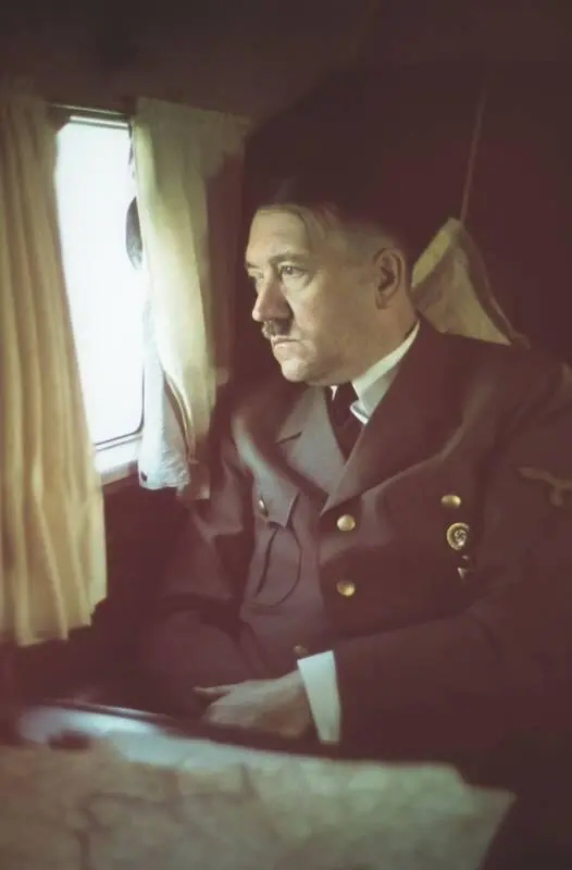 Задумчивый Гитлер во время тяжелых боев в 1943 году В это время советские - фото 30