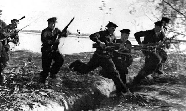 Атака морских пехотинцев во время высадки десанта в Евпаторию Они дрались с - фото 24