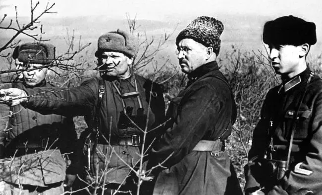 Генералмайор И Е Петров и командир 345й стрелковой дивизии полковник Н О - фото 44