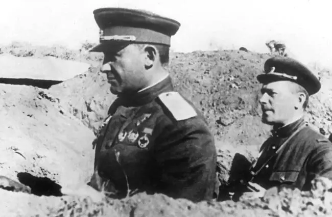 Командующий 51й армией генераллейтенант Я Г Крейзер на НП под Севастополем - фото 58