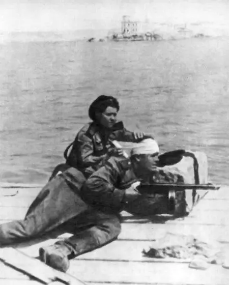 Помощь раненому в бою за Севастополь 9 мая 1944 г Утром 11 апреля войска - фото 68