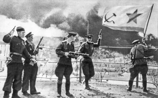 Военноморской флаг над освобождённым Севастополем 9 мая 1944 г В 22 часа 10 - фото 70