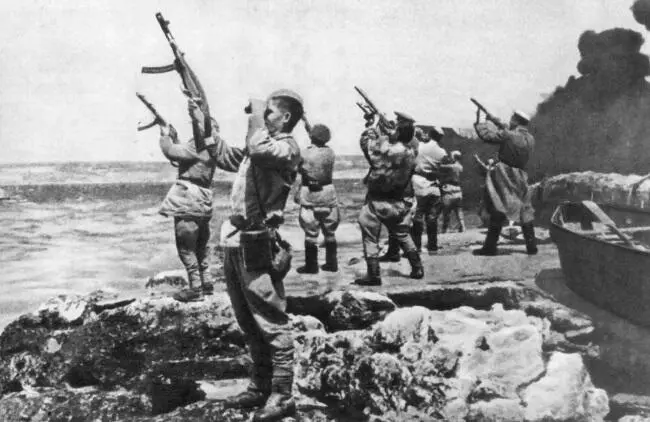 Салют в честь освобождения Севастополя 9 мая 1944 г События в полосе - фото 71