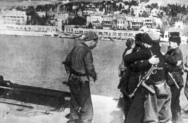 Встреча моряков с крымскими партизанами в Ялте Май 1944 г Приступили к - фото 72
