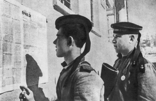 Правда в освобождённом Севастополе Май 1944 г Части 19го танкового корпуса - фото 77