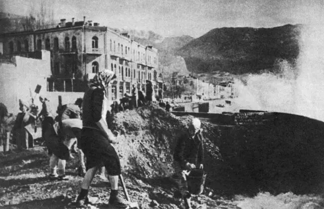 Жители освобождённой Ялты на субботнике 13 мая 1944 г Для обороны города - фото 78