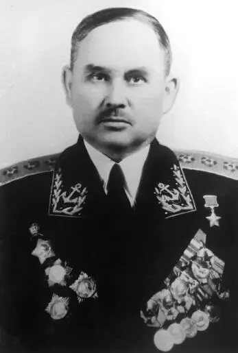 Командующий Черноморским флотом адмирал Ф И Октябрьский Моряки оказывали - фото 84