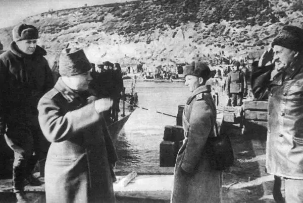 Представитель Ставки Верховного Главнокомандования К Е Ворошилов и начальник - фото 86